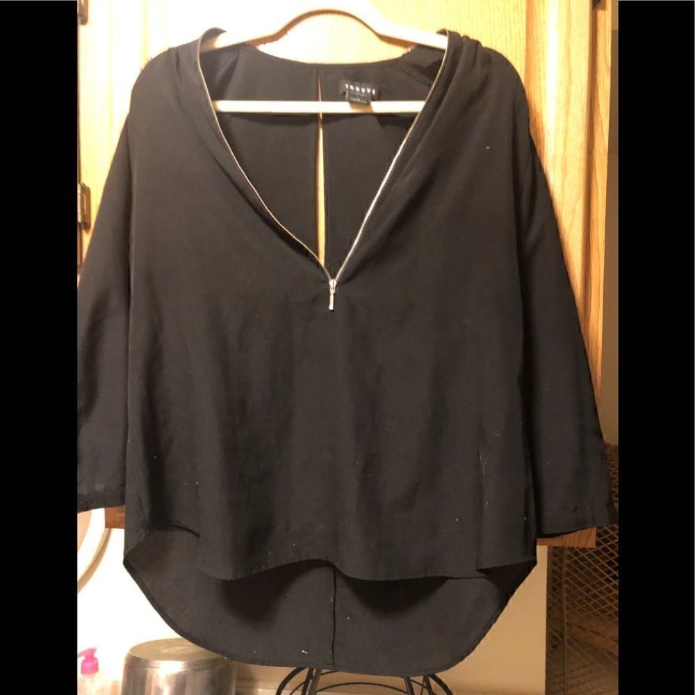 Black three-quarter sleeve top 